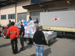 Umladen der Altkleidersäcke am Bauhof