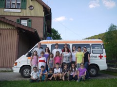 Gruppenbild vor dem Bahnhof Marbach