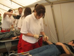 Versorgung der Patienten im Behandlungszelt